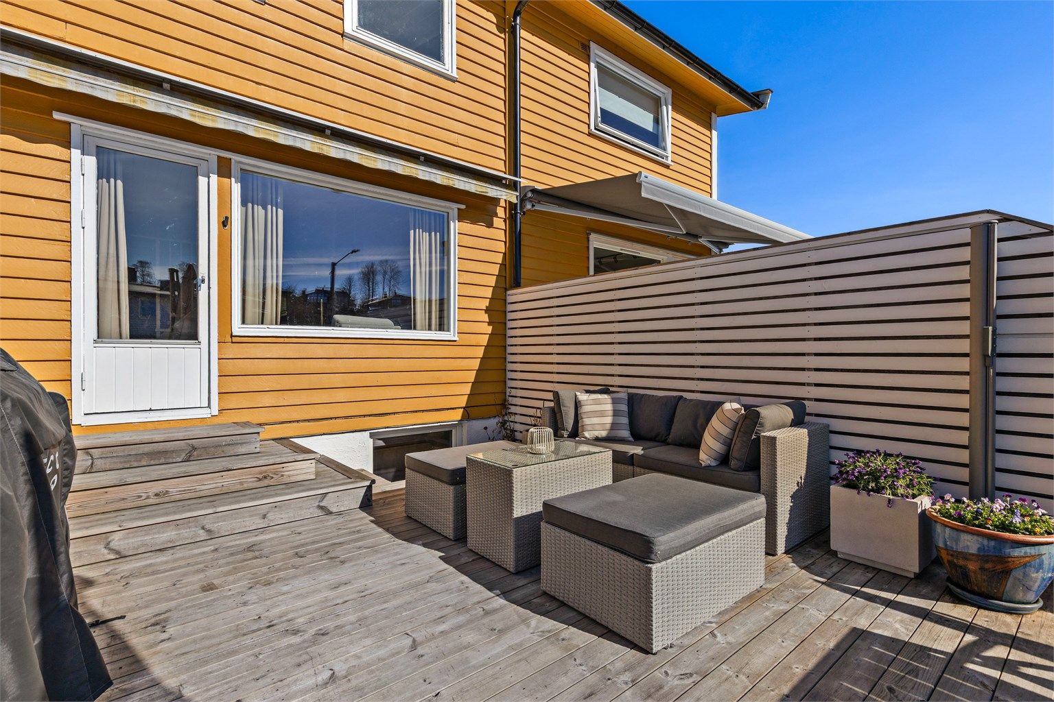 Terrassen med utgang fra stuen har god plass til utemøbler. Her er det sol fra morgen til tidlig ettermiddag sommerstid.