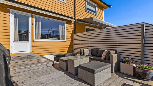 Terrassen med utgang fra stuen har god plass til utemøbler. Her er det sol fra morgen til tidlig ettermiddag sommerstid.