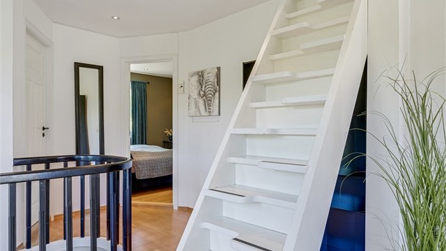 Trapp opp til loftetasjen/hemsen.