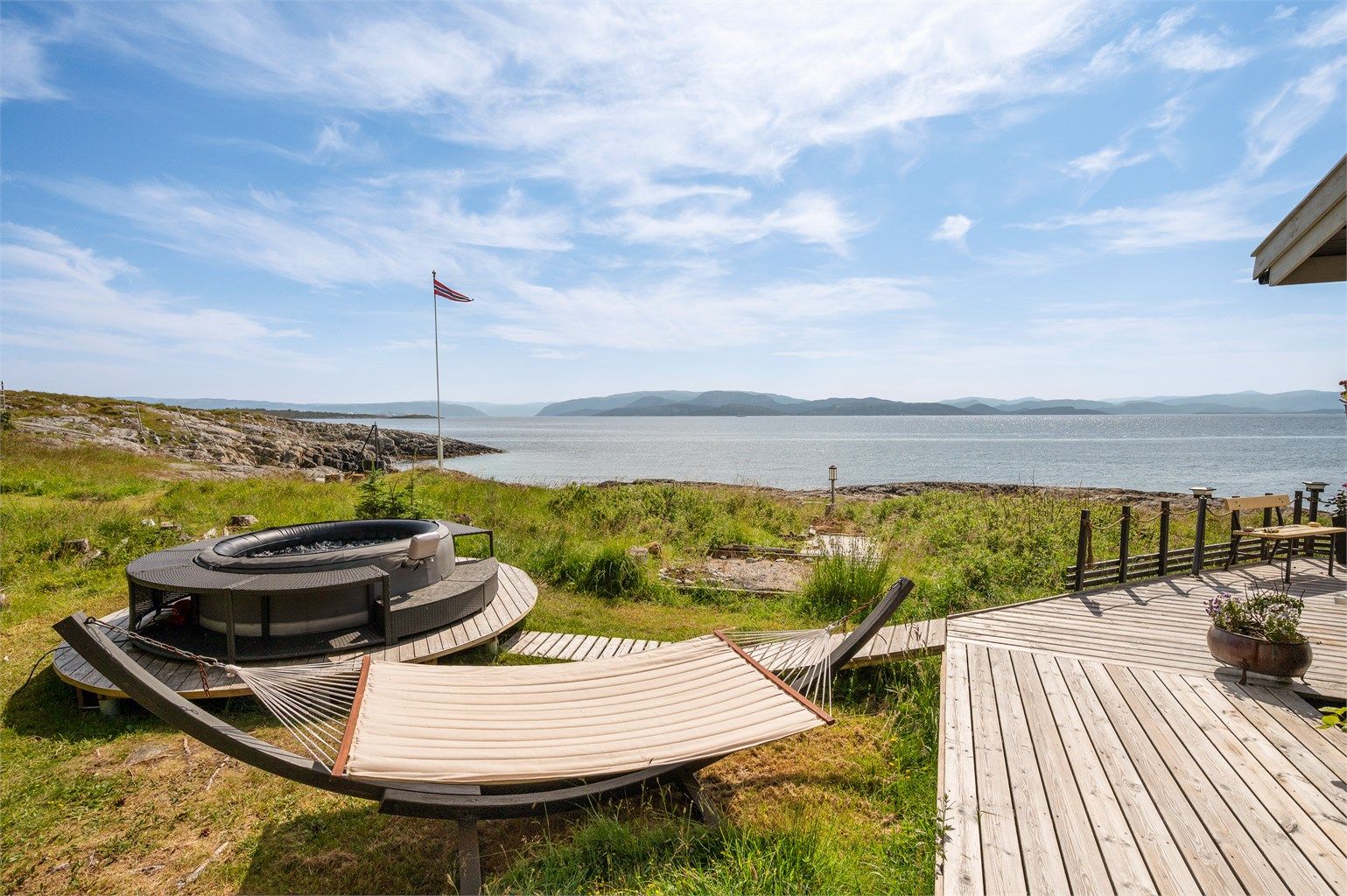 Terrassen strekker seg rundt 3/4 deler av hytta og kan fint inndeles i ulike soner. 