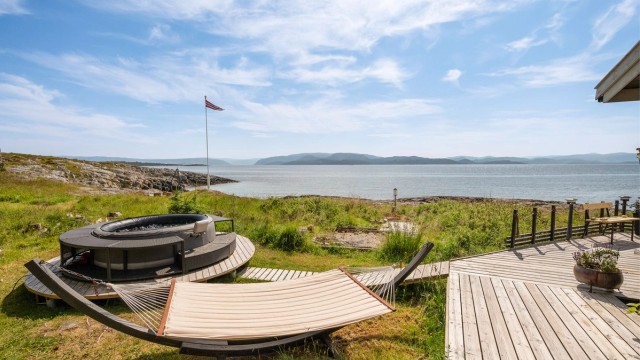 Terrassen strekker seg rundt 3/4 deler av hytta og kan fint inndeles i ulike soner.