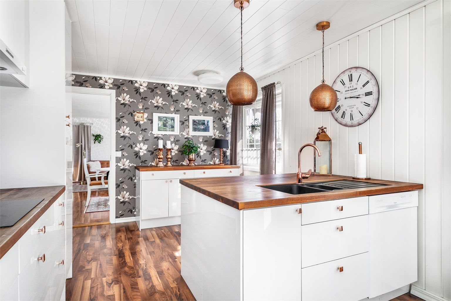 Kjøkkenet ble i 2015 oppgradert med ny innredning fra Epoq av rikt omfang.