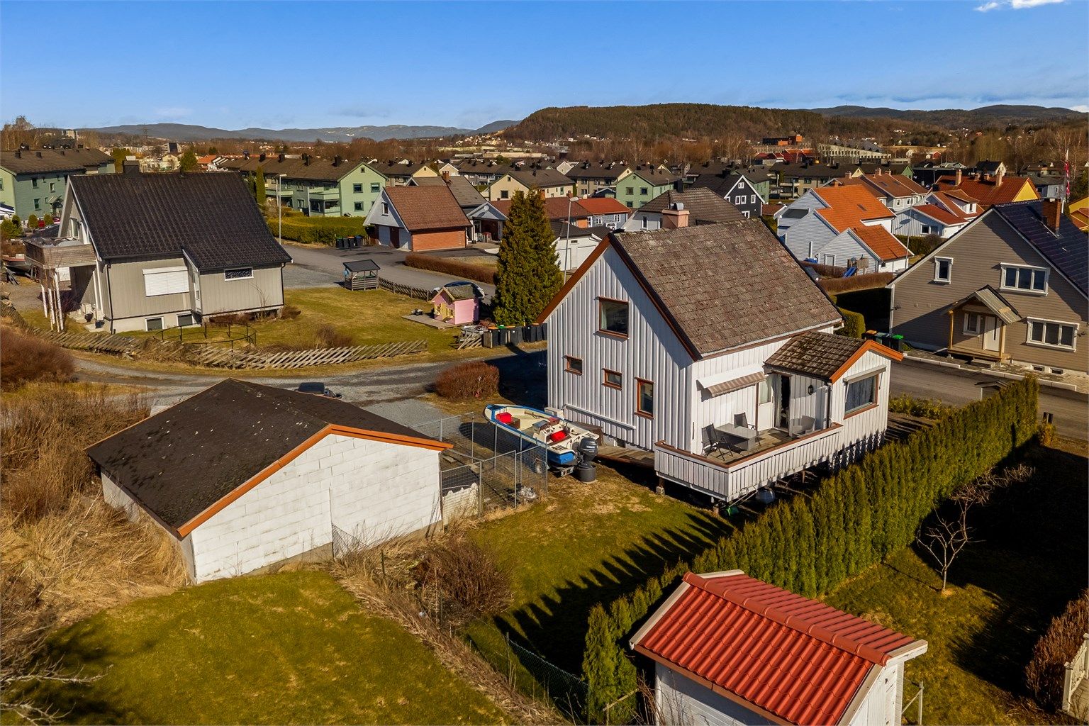 Boligen ligger fint til i stille og rolig barnevennlig område i vei uten gjennomgangstrafikk.
