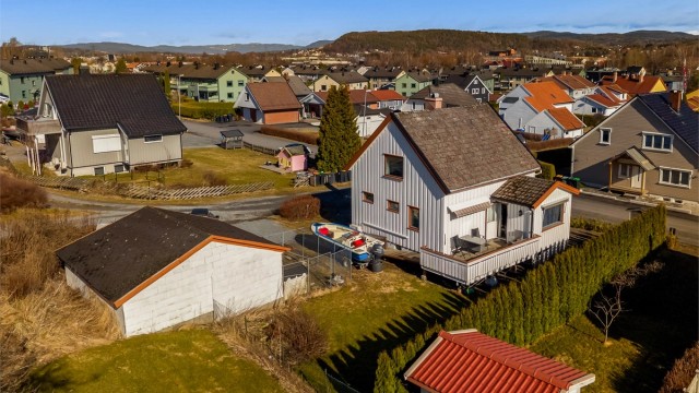 Boligen ligger fint til i stille og rolig barnevennlig område i vei uten gjennomgangstrafikk.