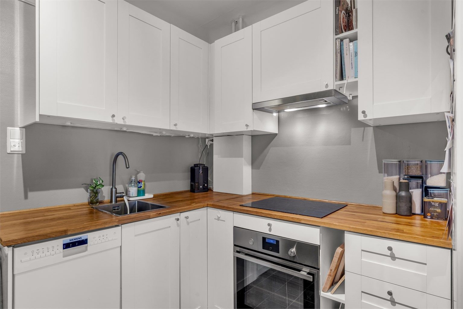 Videre er kjøkkenet utstyrt med integrert stekeovn, platetopp, oppvaskmaskin og frittstående kjøle-/fryseskap.