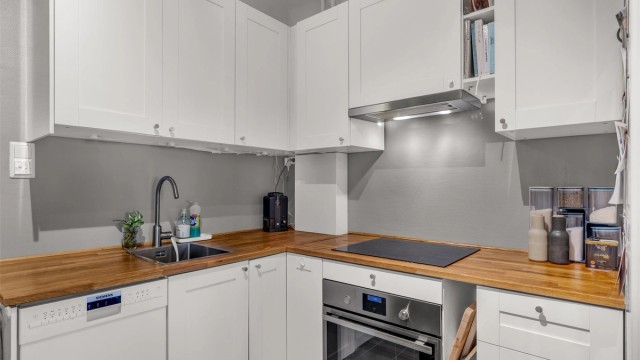 Videre er kjøkkenet utstyrt med integrert stekeovn, platetopp, oppvaskmaskin og frittstående kjøle-/fryseskap.