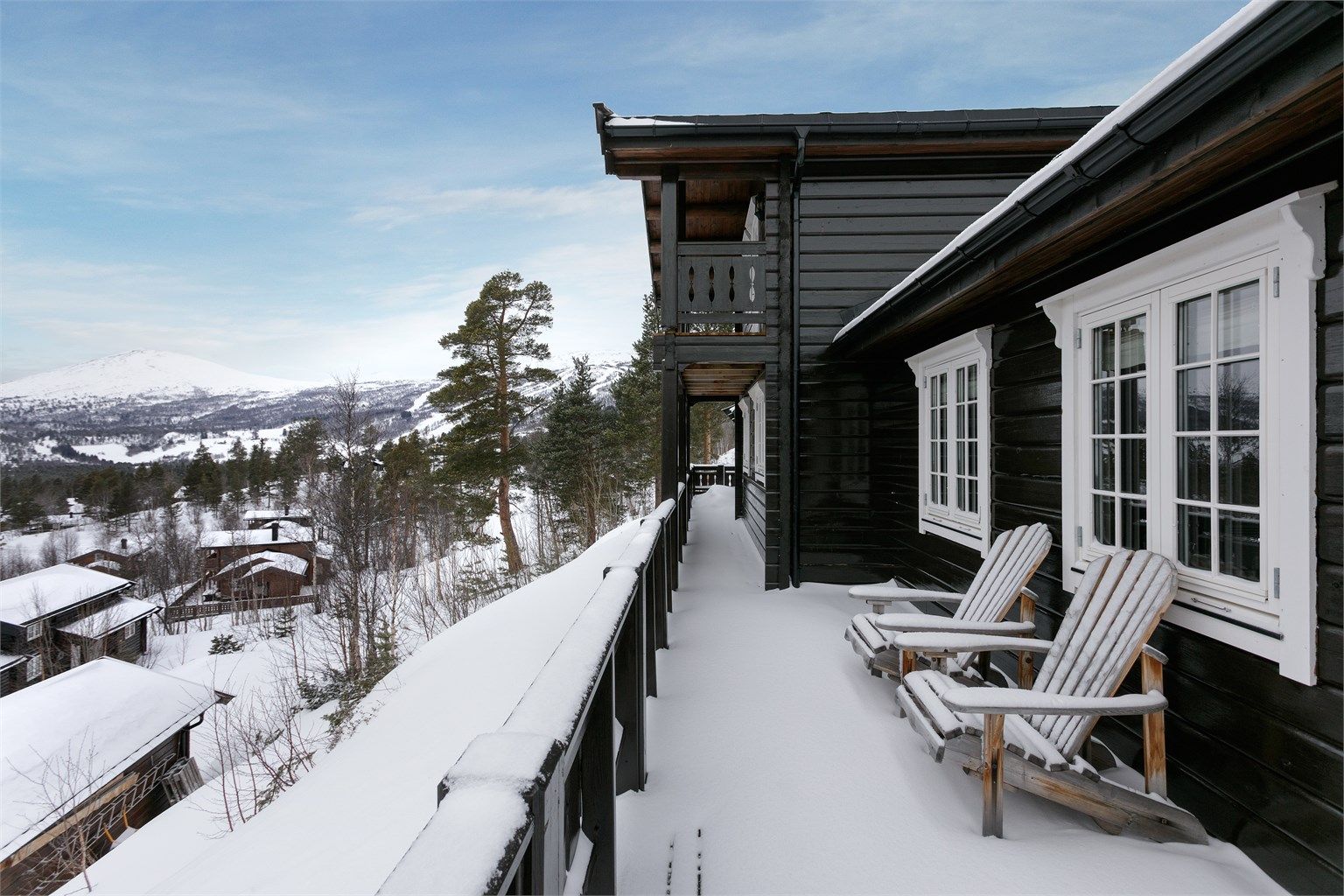 Stor terrasse i front av hytten