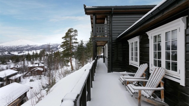 Stor terrasse i front av hytten