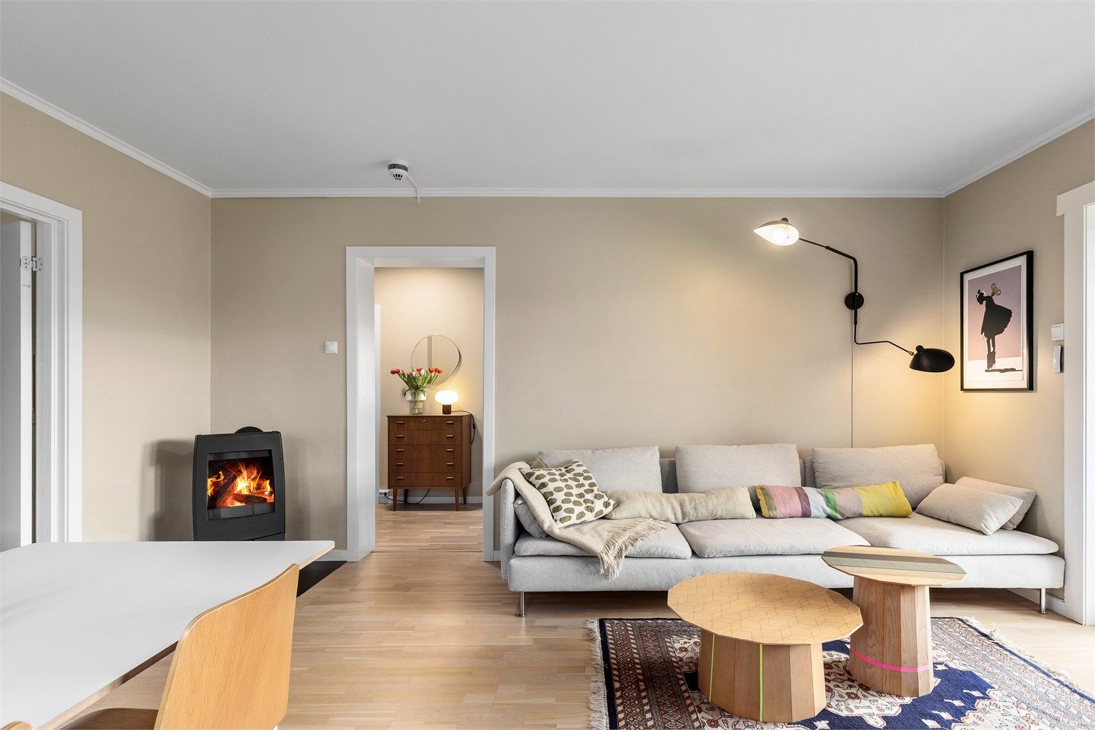 Rommene er malt i duse og tidsriktige farger 