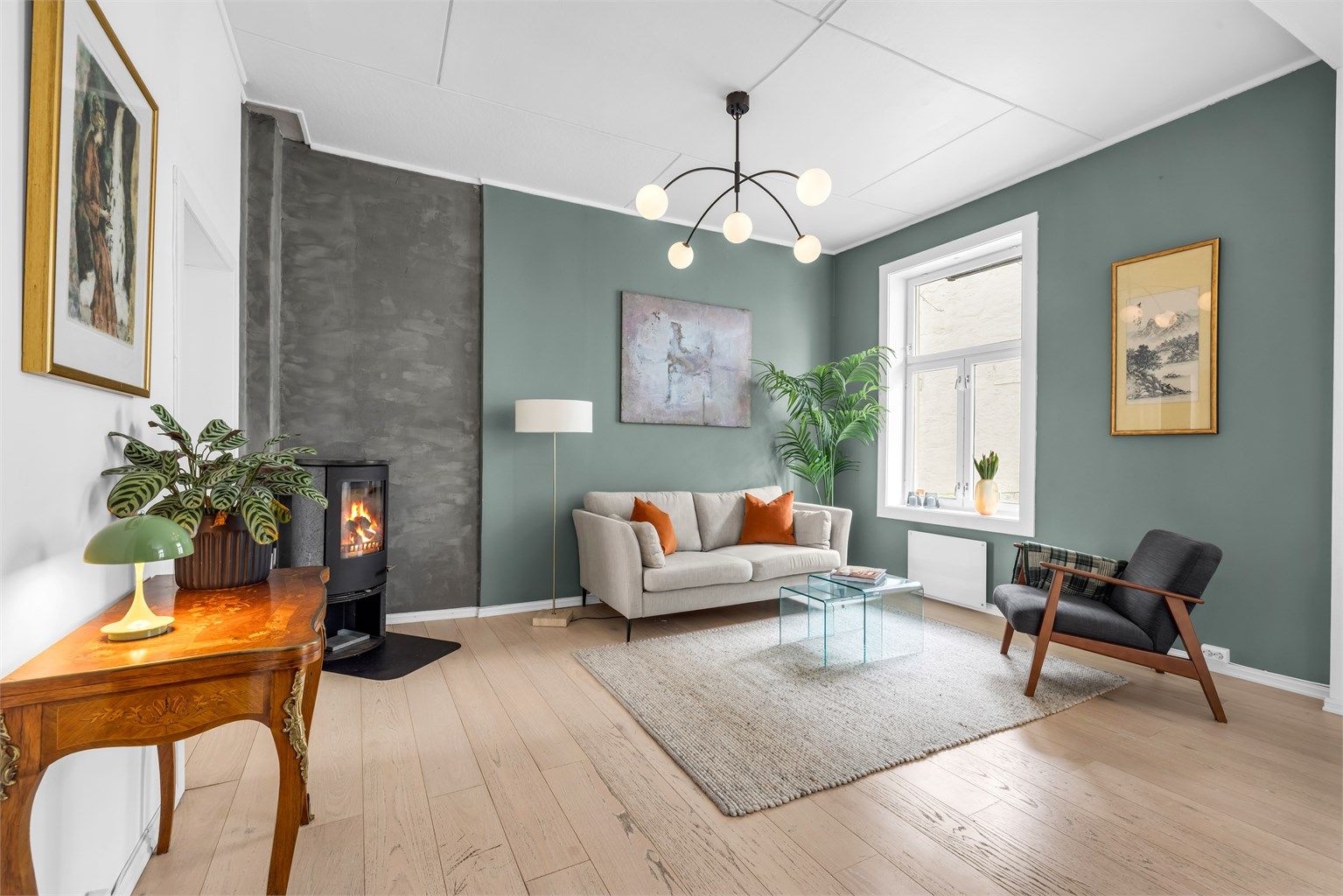 Lys og romslig stue med rikelig med plass for både sofahjørne og spisebord. 