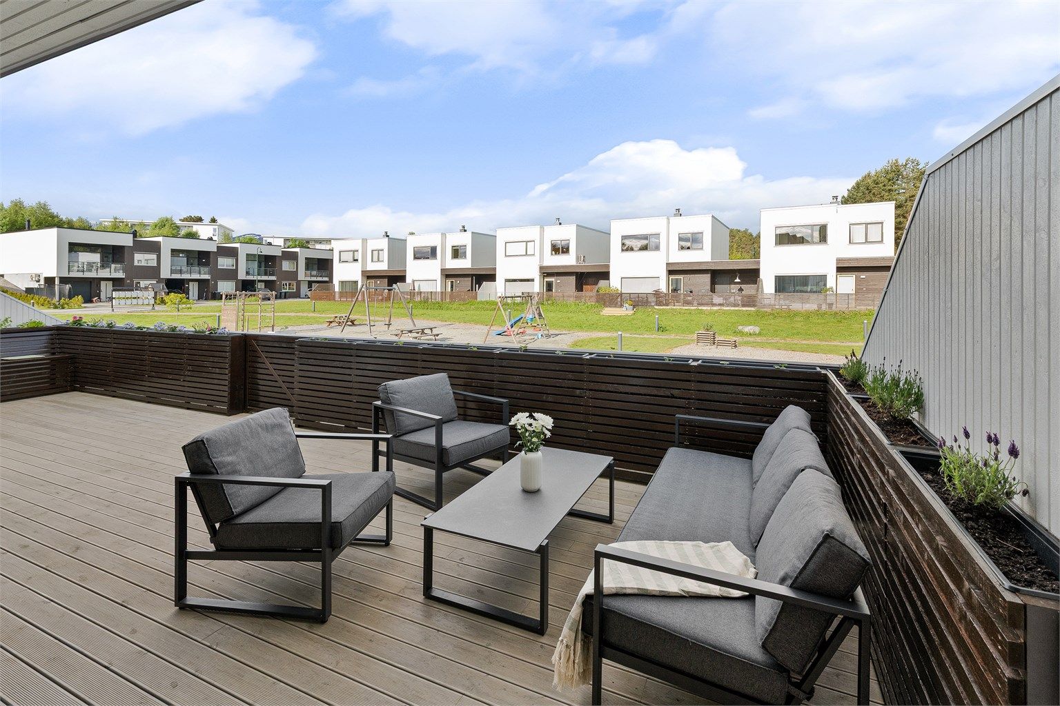 Vestvendt stor markterrasse på 38 kvm som grenser med stort fellesareal/lekeplass i sameiet