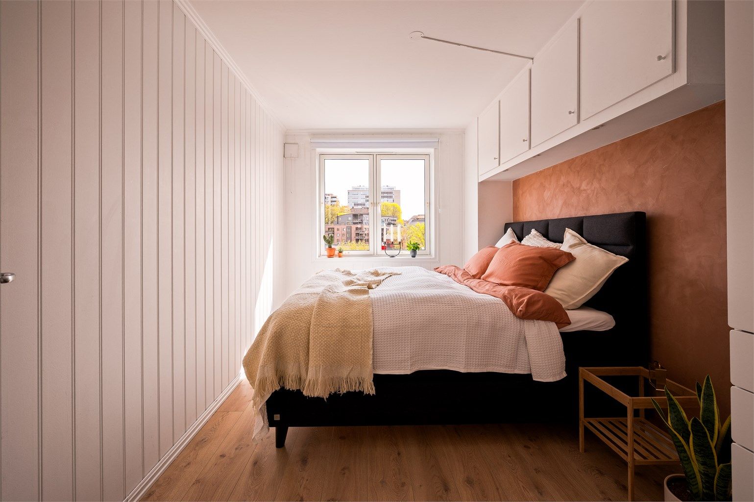Rommet har plassbygget garderobe, god plass til stor dobbeltseng og i tillegg plass til ekstra garderobeskap