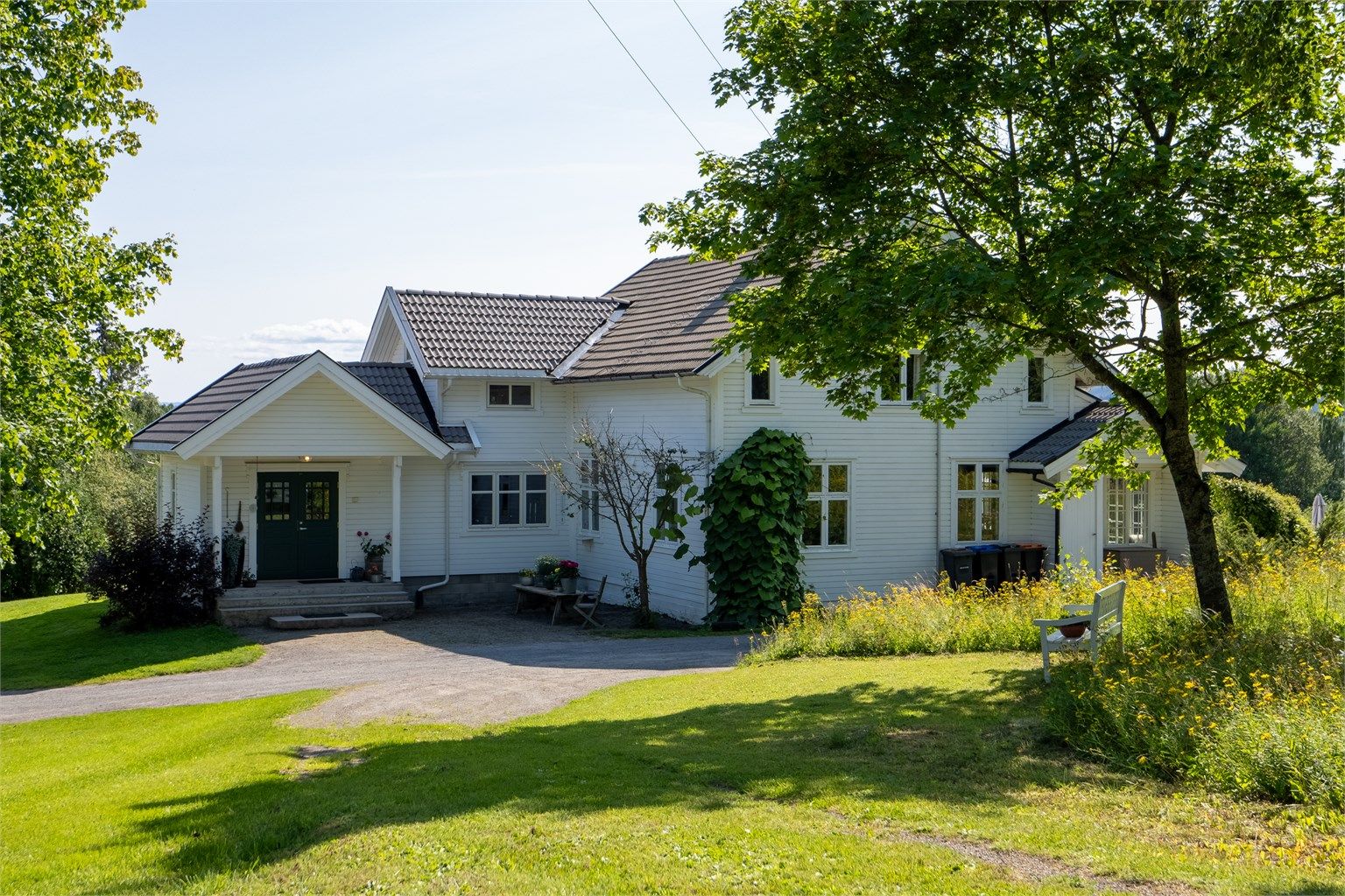 Velstelt og flott opparbeidet eiendom - Boligen ble tilbygget i 2008 med nytt inngangsparti