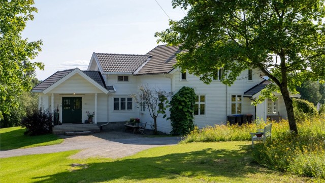 Velstelt og flott opparbeidet eiendom - Boligen ble tilbygget i 2008 med nytt inngangsparti