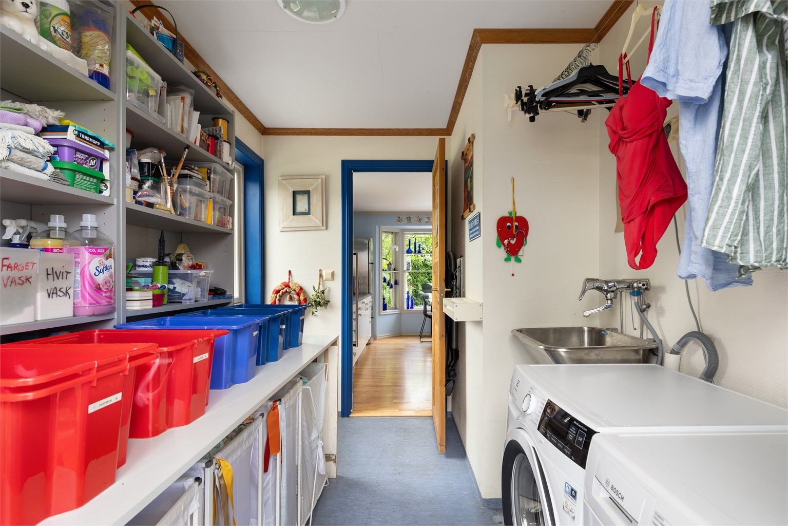Egen inngang til vaskerommet er en smart løsning for småbarnsfamilier, med plass til skitne parkdresser, støvler og yttertøy før man går videre inn i boligen. 