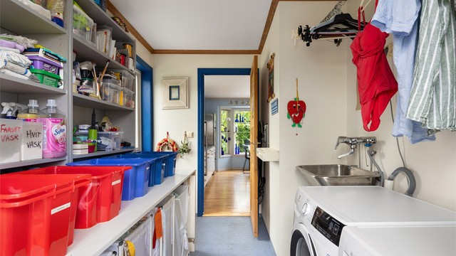 Egen inngang til vaskerommet er en smart løsning for småbarnsfamilier, med plass til skitne parkdresser, støvler og yttertøy før man går videre inn i boligen.