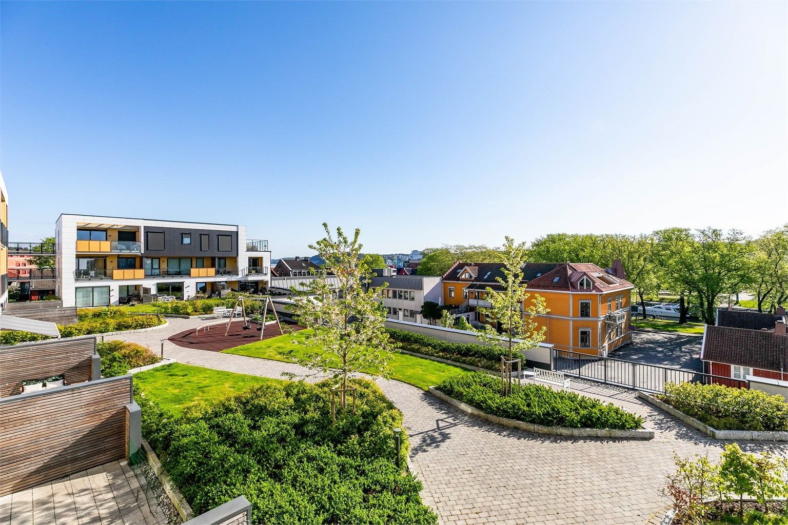 På svalgangen utenfor egen inngangsdør sees et flott skue over takhagen og den vakre Kanalparken nedenfor. Fotograf; Børge Oppegård.