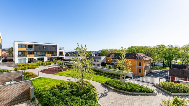 På svalgangen utenfor egen inngangsdør sees et flott skue over takhagen og den vakre Kanalparken nedenfor. Fotograf; Børge Oppegård.