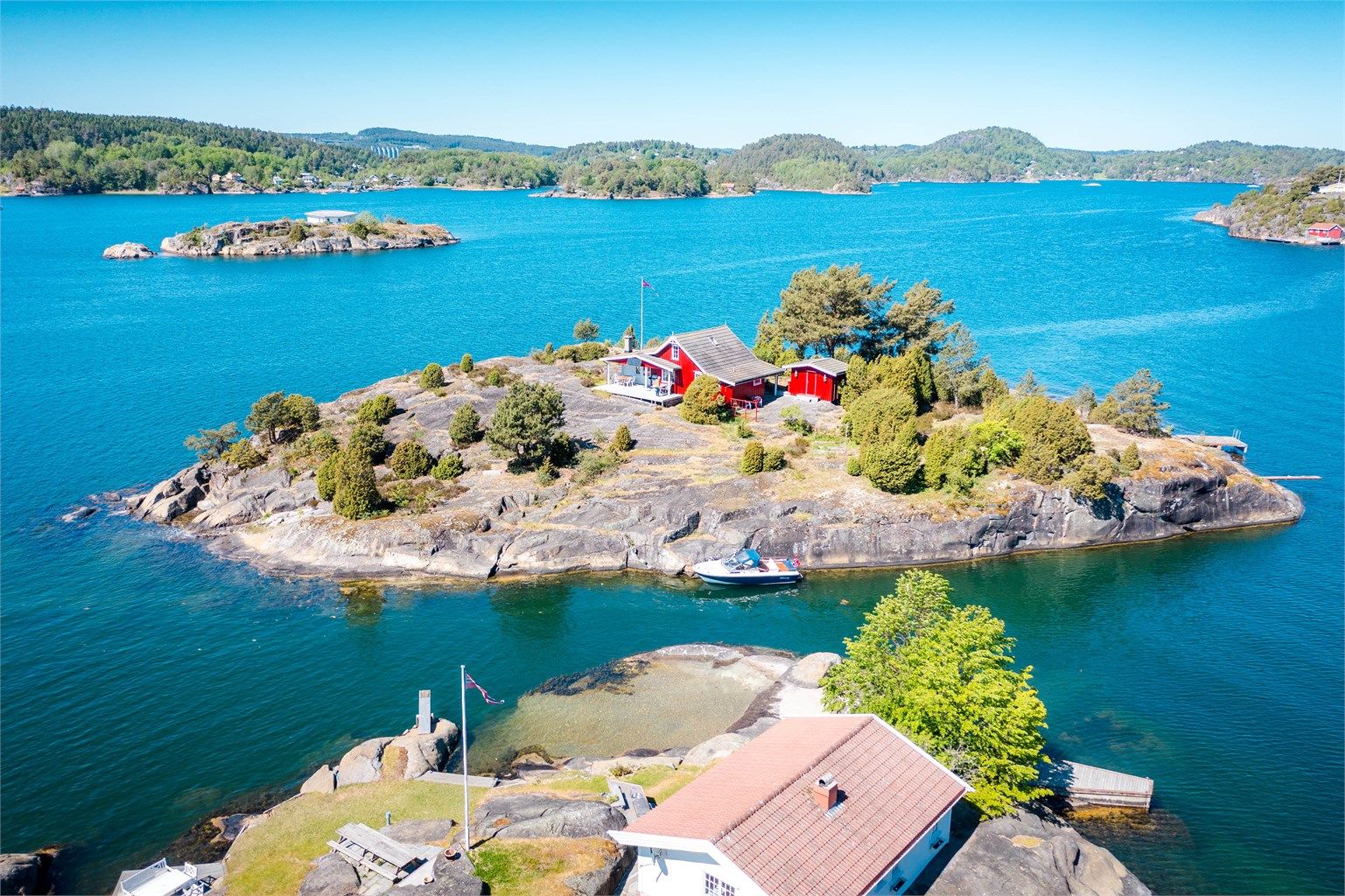 Det er gode dybder og loddrett fjell langs fjellet på sydsiden. Fint til å fortøye større båter ved eller hoppe i sjøen fra.