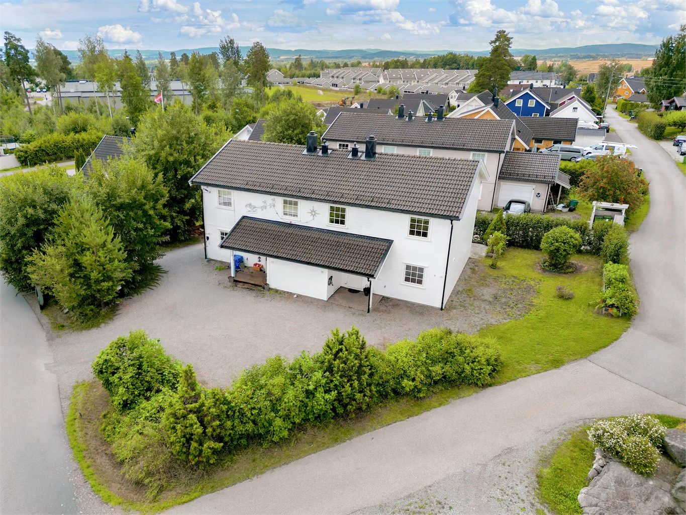 Boligen ligger i et godt og etablert boligområde på Borgen