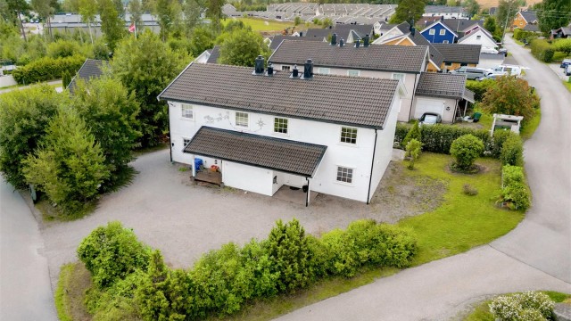 Boligen ligger i et godt og etablert boligområde på Borgen