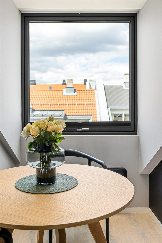 Vinduene har 3-lags pressglass fra 2021, som gir god isolasjon.