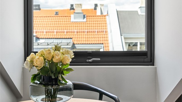 Vinduene har 3-lags pressglass fra 2021, som gir god isolasjon.