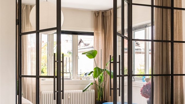 Pene spesiallagde smijernsdører fra stuen og inn til soverom.