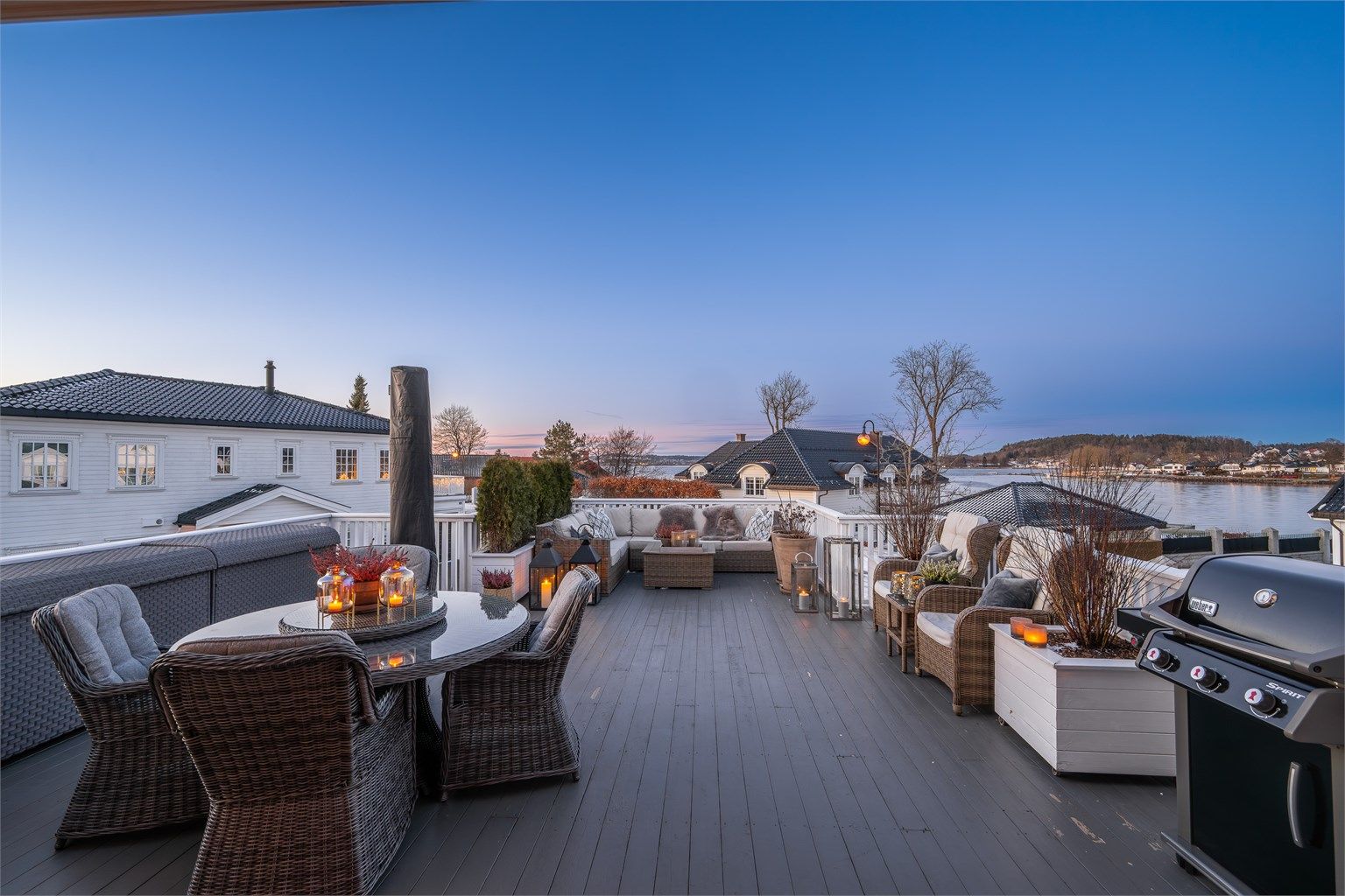 Nydelige uteområdet med gode solforhold og fantastisk sjøutsikt mot innseilingen til Tønsberg.