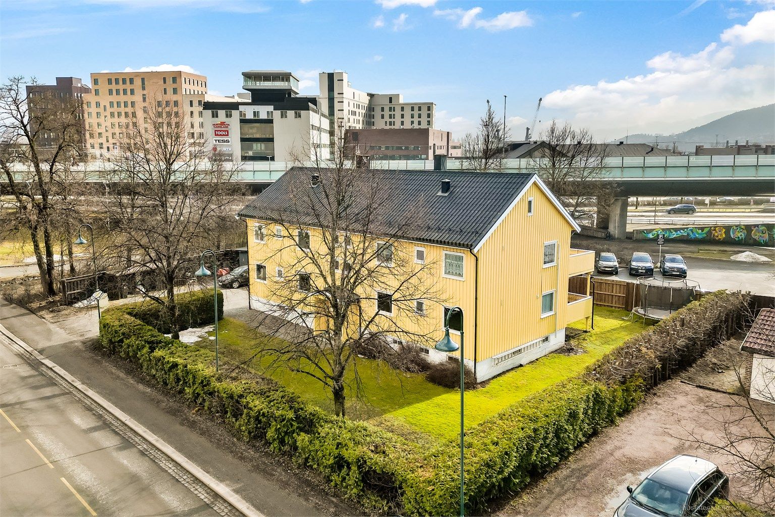 Malt fasade og balkong i 2023.