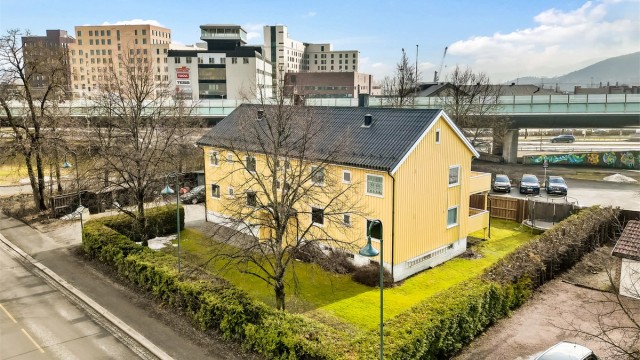 Malt fasade og balkong i 2023.