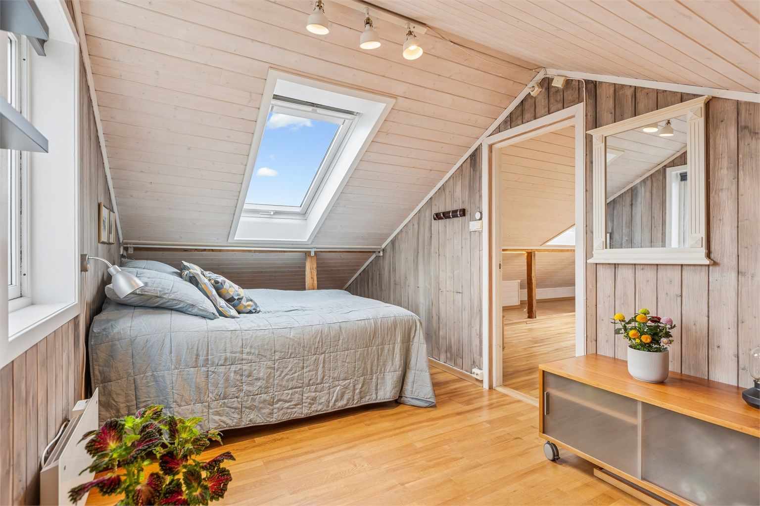 Loftssoverom med sjarmerende skråtak og takvindu fra Velux (2006).