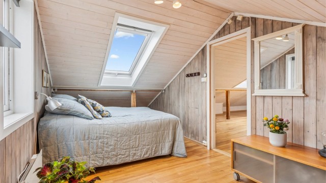 Loftssoverom med sjarmerende skråtak og takvindu fra Velux (2006).