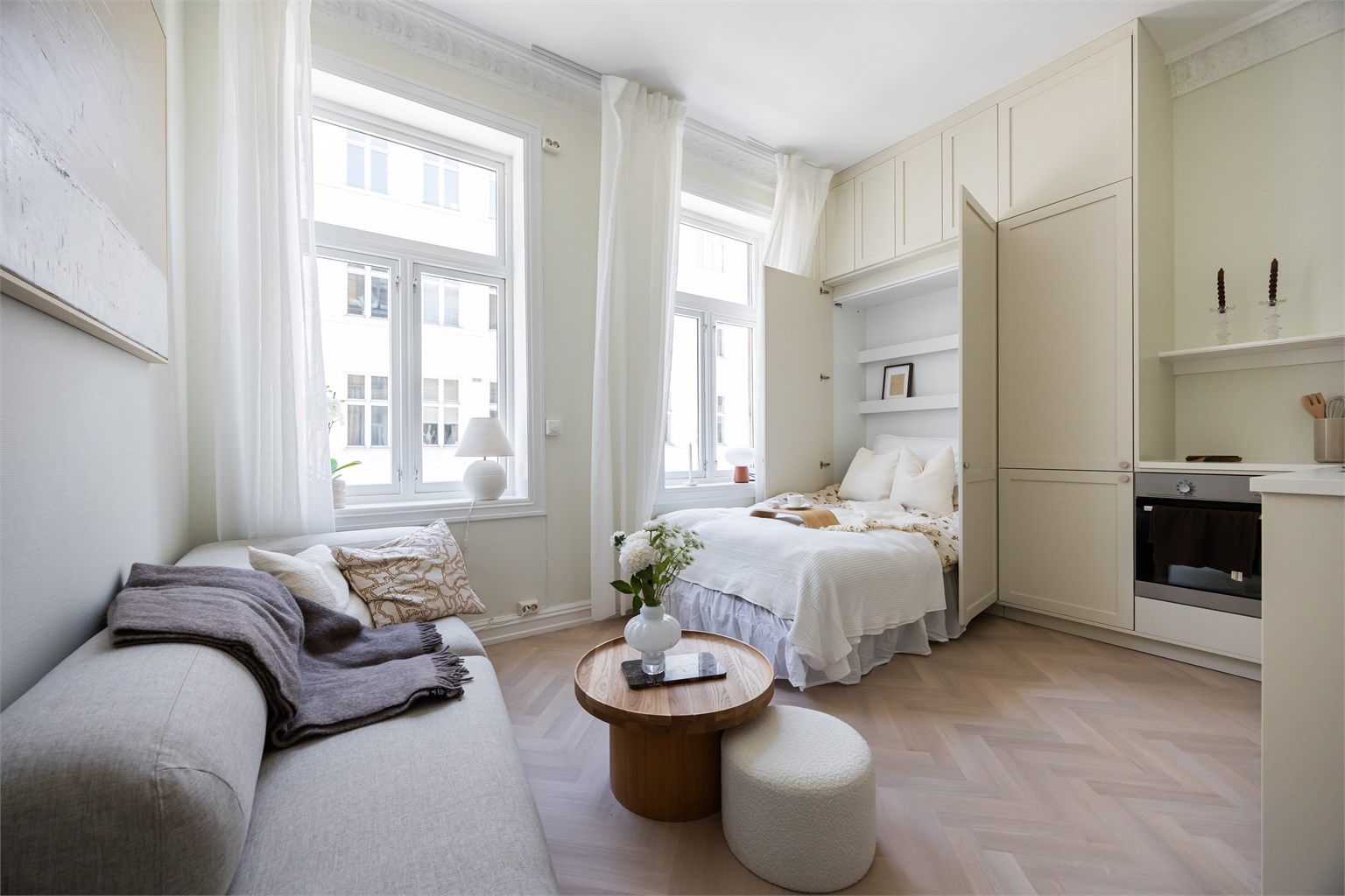 Leiligheten er pusset opp i 2025 og det er lagt nytt gulv, vegger og tak er malt og det er nytt kjøkken og ny innredning til skapseng.