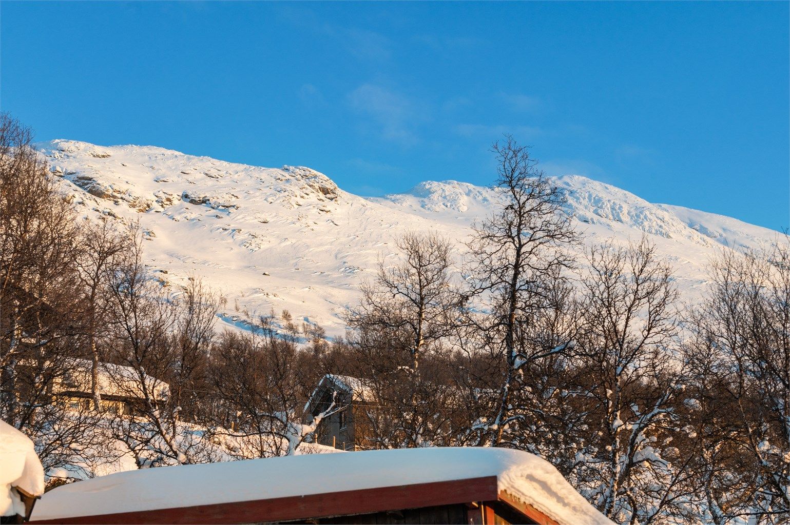 Fra eiendommen er det umiddelbar nærhet til et flott og mektig fjellandskap. 