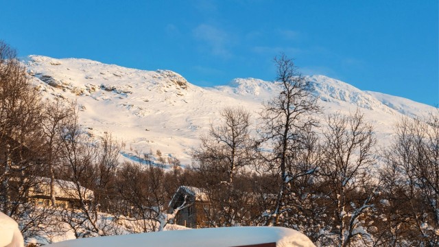 Fra eiendommen er det umiddelbar nærhet til et flott og mektig fjellandskap.