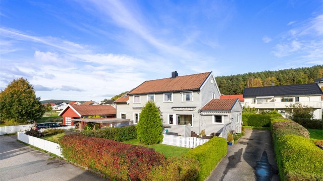 Velkommen til Oscar Omdals terrasse 6! Et trivelig rekkehus med 3 soverom, lune oppholdsrom og solrike uteplasser