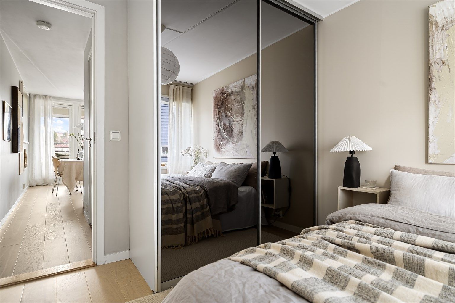 På gulvet er det lys, enstavs eikeparkett