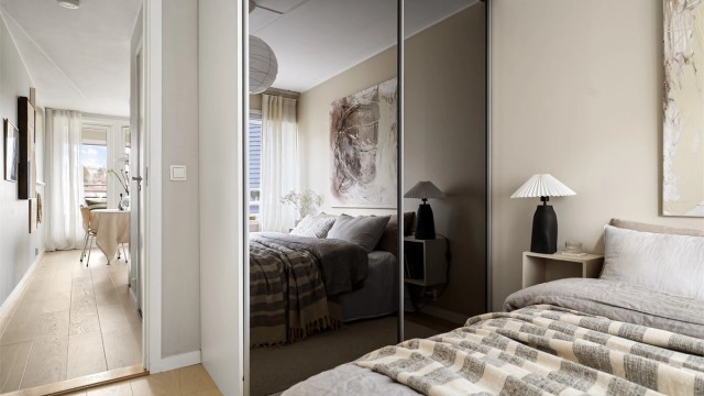 På gulvet er det lys, enstavs eikeparkett