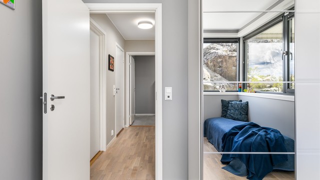 På nedre plan er det varmekabler i samtlige rom.