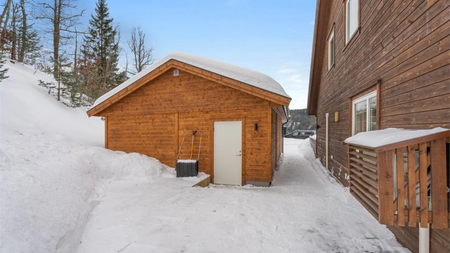 Fra inngangspartiet mot garasje og innkjørsel