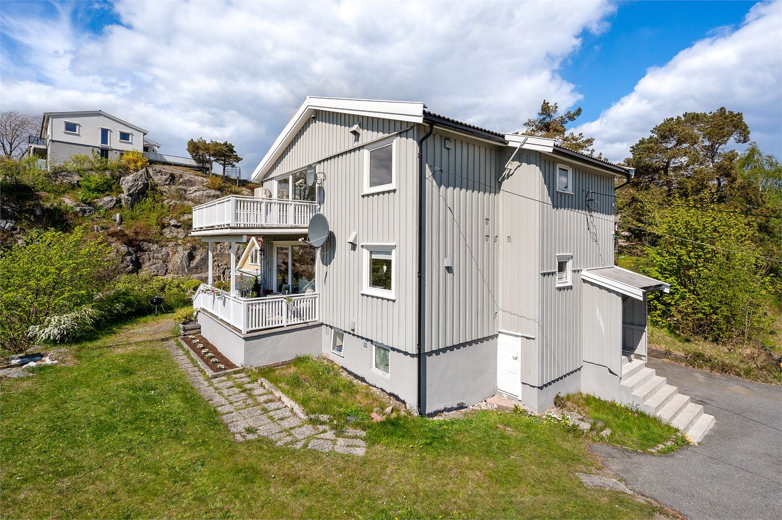 Eiendommen ligger på en solrik tomt med hage og hver sin terrasse i 1. og 2. etasje