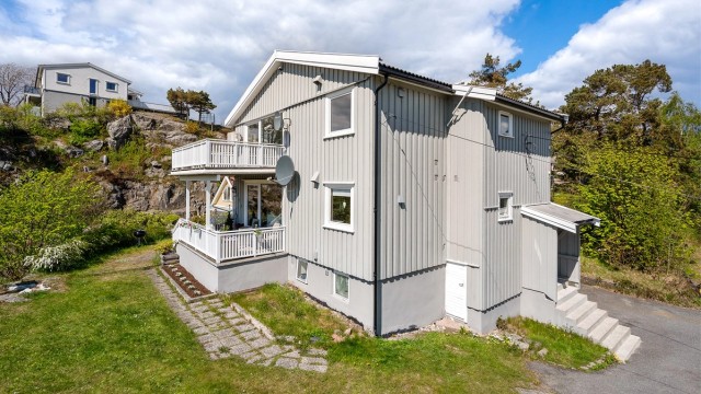 Eiendommen ligger på en solrik tomt med hage og hver sin terrasse i 1. og 2. etasje