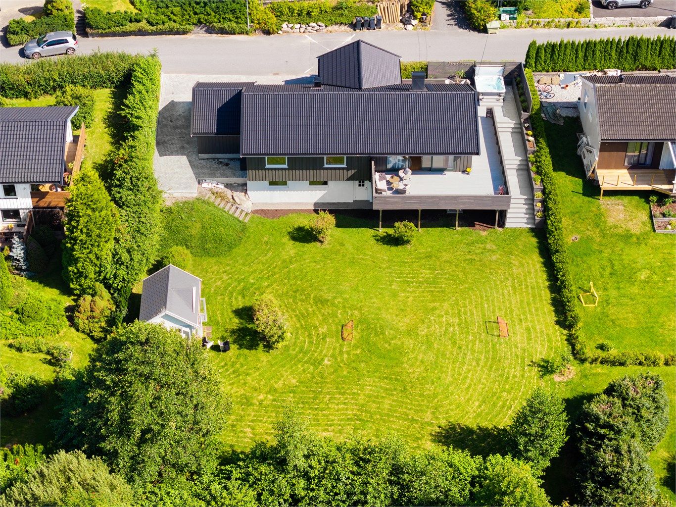 Tomtens romslige 987 kvm. gir familien masse boltreplass utendørs i egne omgivelser. Hagen passer utmerket for leker og spill.