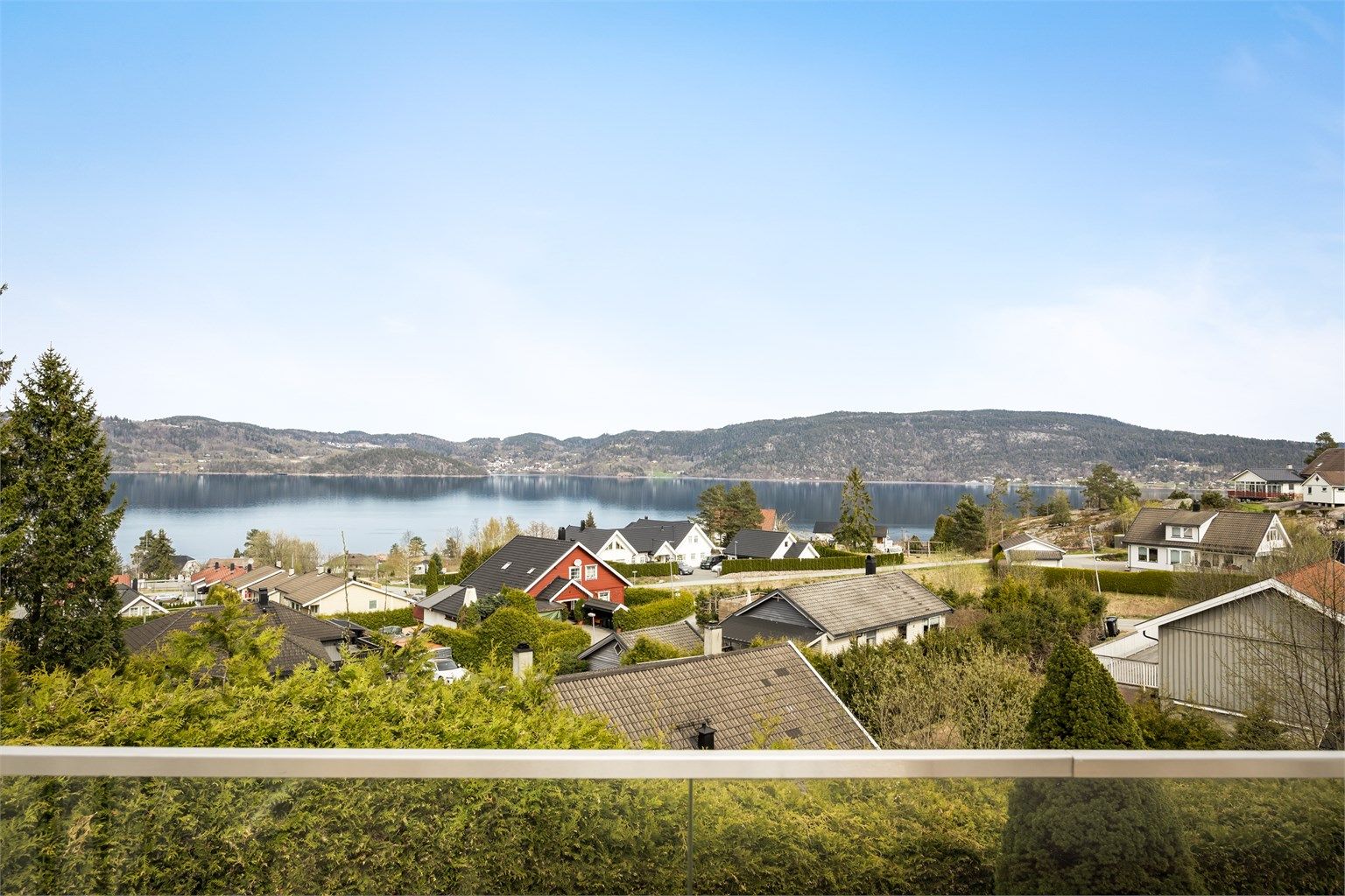 Fra terrassen har man en upåklagelig utsikt over nabolaget og fjorden.