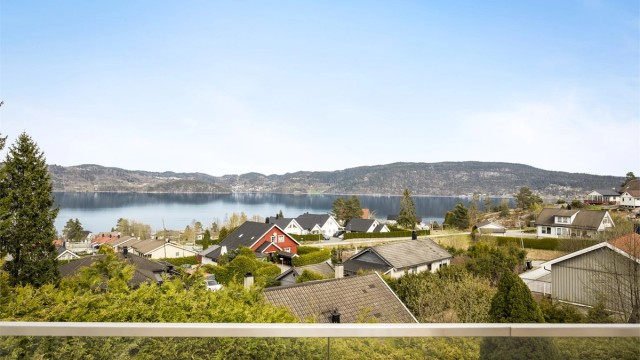 Fra terrassen har man en upåklagelig utsikt over nabolaget og fjorden.