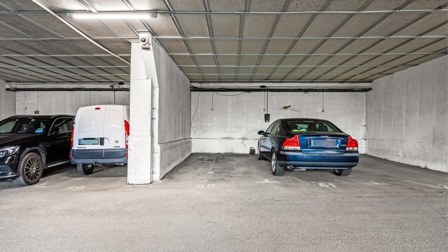 Garasje - leiligheten disponerer en garasjeplass med mulighet for elbil-lader