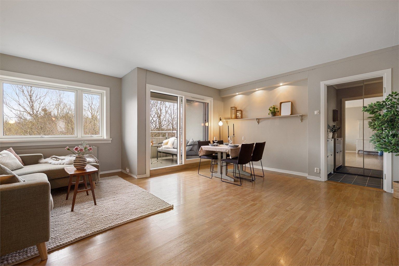 Velkommen til Porfyrveien 5A, en lys toppleilighet i lavblokk - med idyllisk beliggenhet!