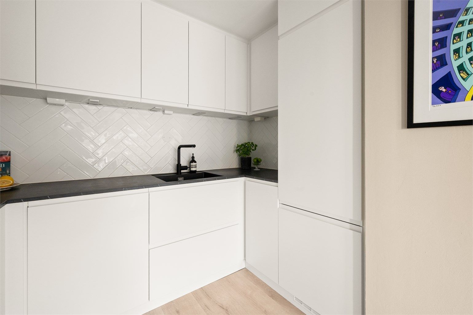 Innredningen har laminat benkeplate, nedfelt vaskekum og godt med skap- og benkeplass.