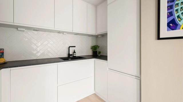 Innredningen har laminat benkeplate, nedfelt vaskekum og godt med skap- og benkeplass.